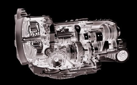 Vue en écorché d'une boîte de vitesses Porsche PDK à double embrayage sur fond noir