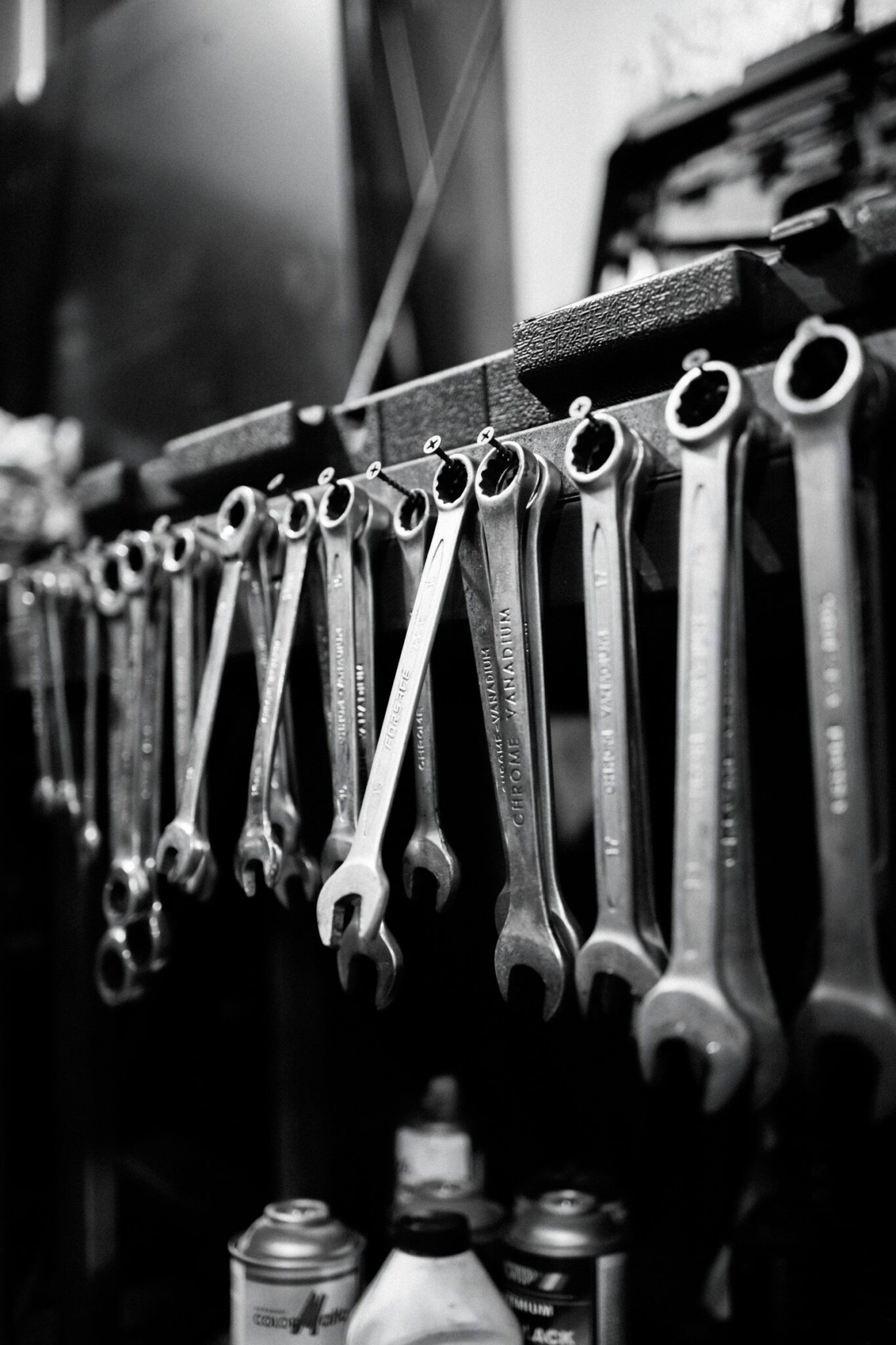 Rangée de clés plates suspendues dans un atelier, photo noir et blanc