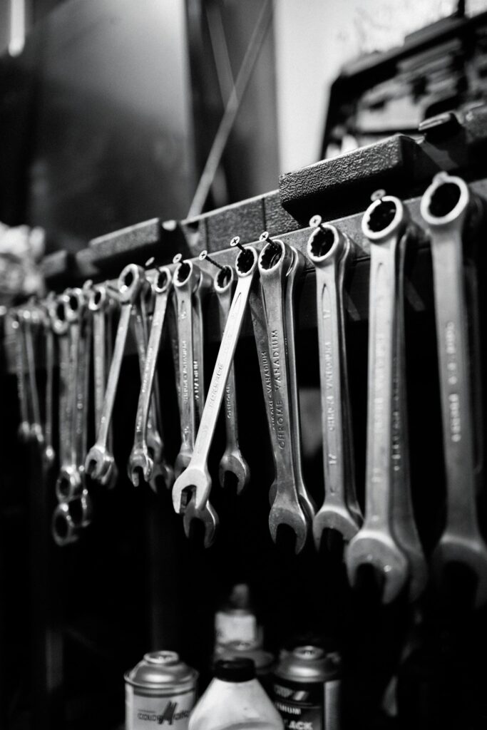 Rangée de clés plates suspendues dans un atelier, photo noir et blanc