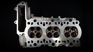 Culasse de moteur Porsche flat-six, côté chambres de combustion, sur fond noir