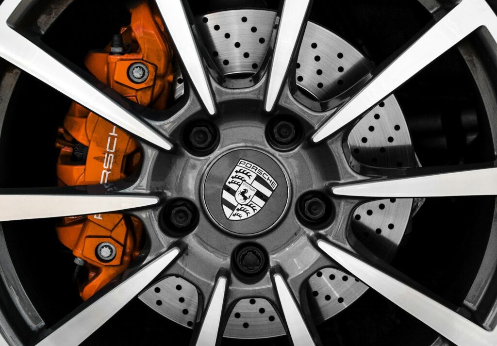 Jante Porsche à branches fines et étrier de frein orange, freins à disques percés