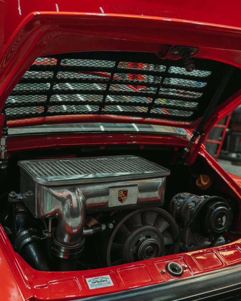 Moteur flat-six turbo refroidi par air d'une Porsche 911 Turbo 930 rouge, capot ouvert