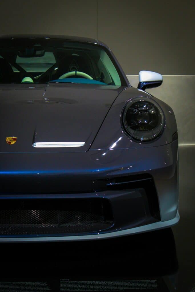 Porsche 911 GT3 grise vue de face en exposition dans une salle sombre