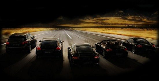 Plusieurs Porsche roulant de front sur une route au crépuscule, ciel orangé