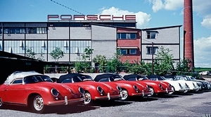 L'usine Porsche de Zuffenhausen et des 356 garées devant