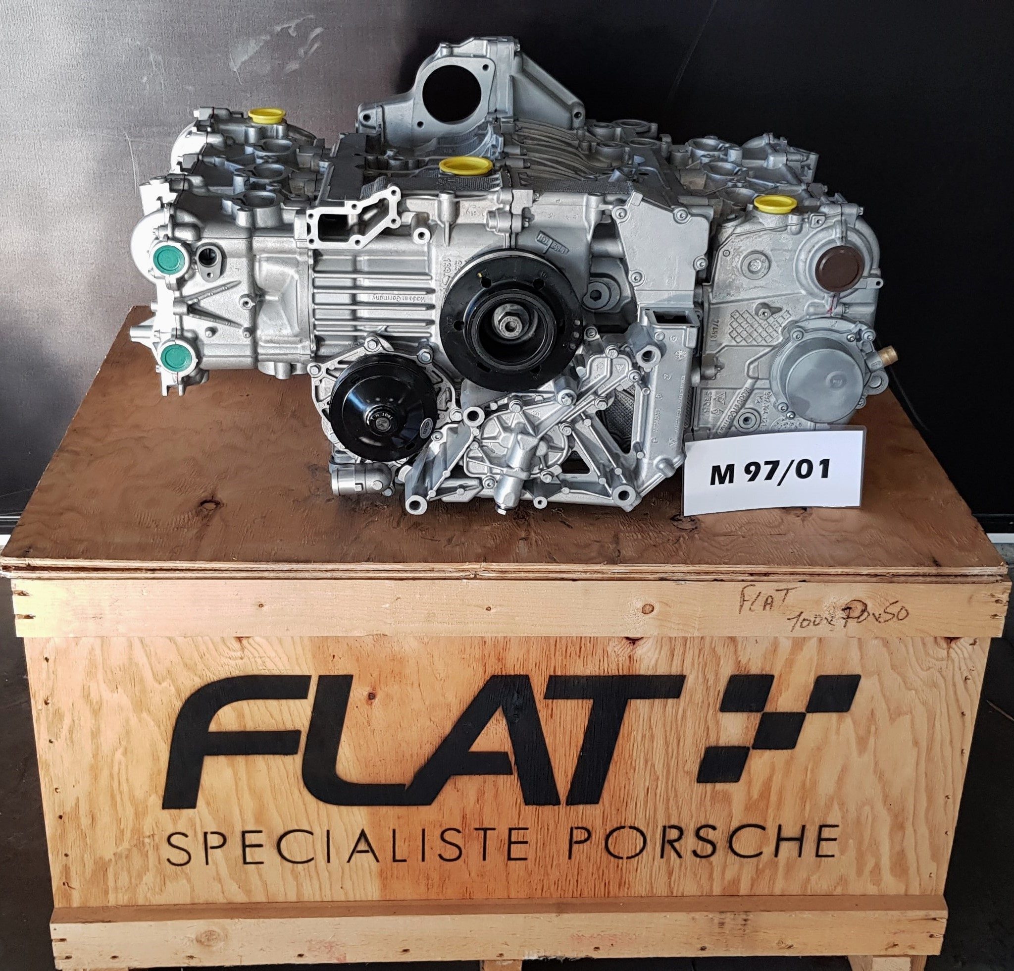 Moteur flat-six Porsche reconditionné posé sur sa caisse en bois FLAT Spécialiste Porsche