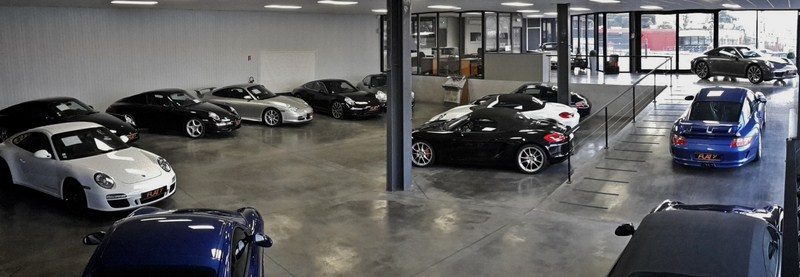 Showroom FLAT avec des Porsche 911 et Boxster d'occasion exposées