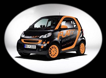 Smart noire et orange aux couleurs FLAT Spécialiste Porsche, véhicule de courtoisie